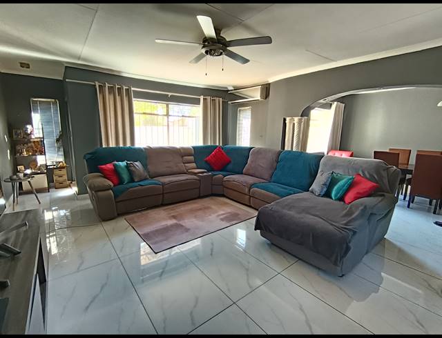 4 BEDROOM FREEHOLD FOR SALE IN BRACKENDOWNS